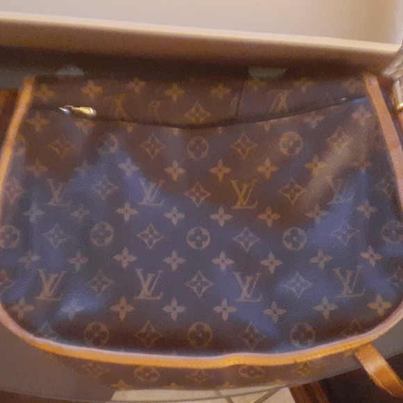 Louis Vuitton - Picture 8 of 16